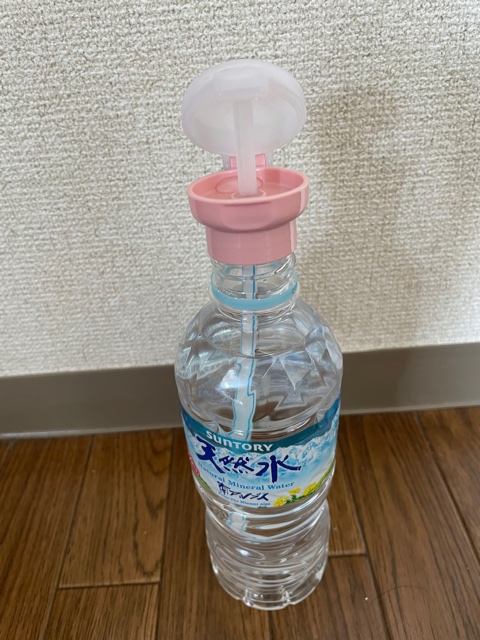 天然水とセリアのペットボトルストローキャップで実験