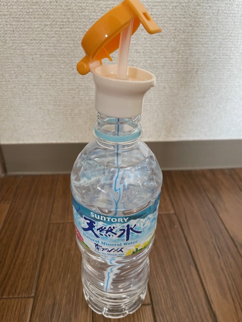 天然水とダイソーのペットボトルストローキャップ