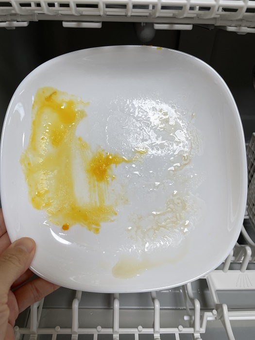 卵の黄身で汚れた皿